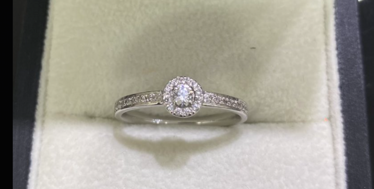 Chileno busca desesperadamente anillo de compromiso que su novia perdió en Tobalaba