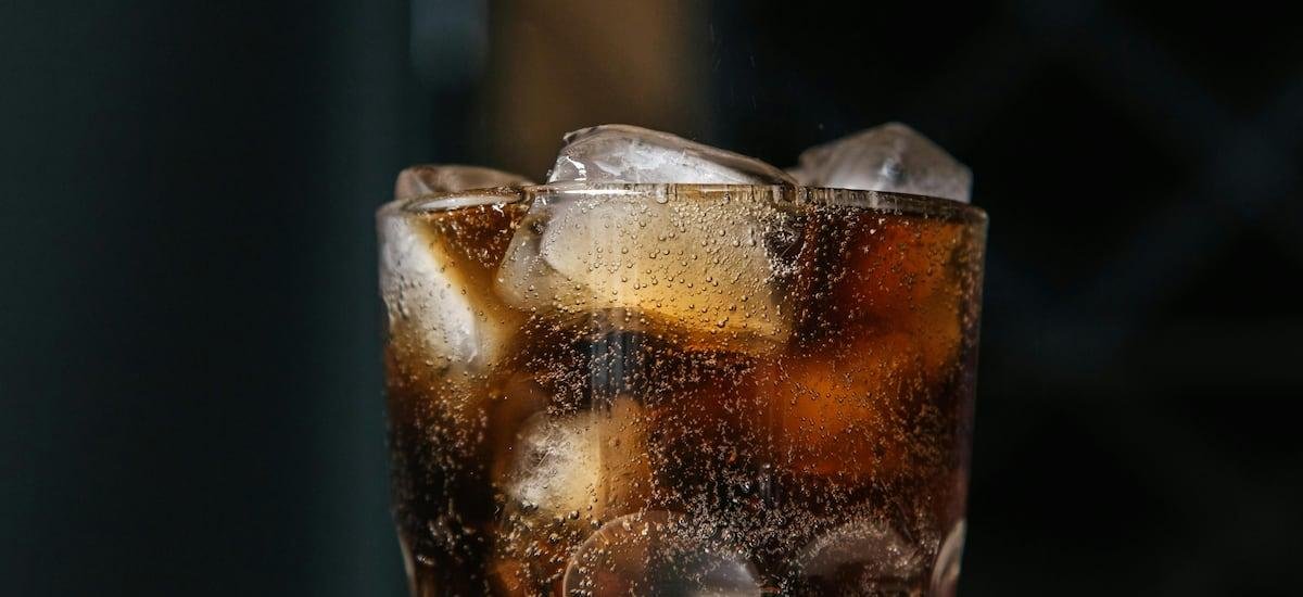 ¿Con negra o blanca? Así preparan la piscola los chilenos, según una encuesta