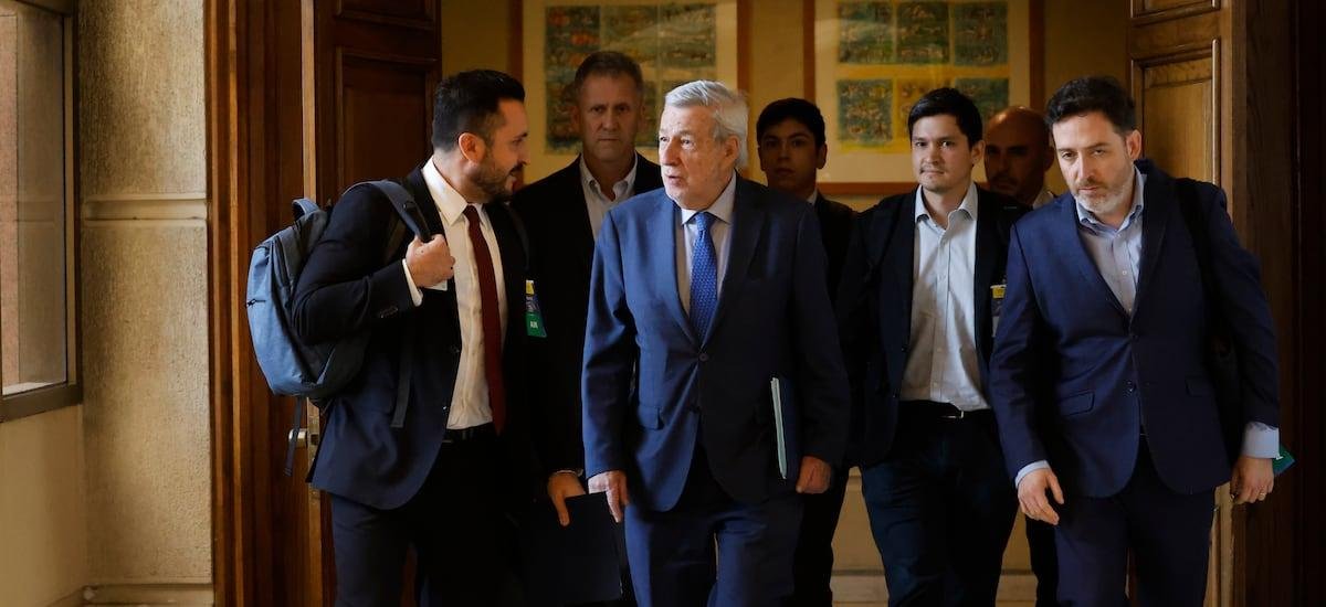 Van Klaveren informa a comisión del Senado que proyecto del cable chino fue abordado en grupo de trabajo con Presidencia