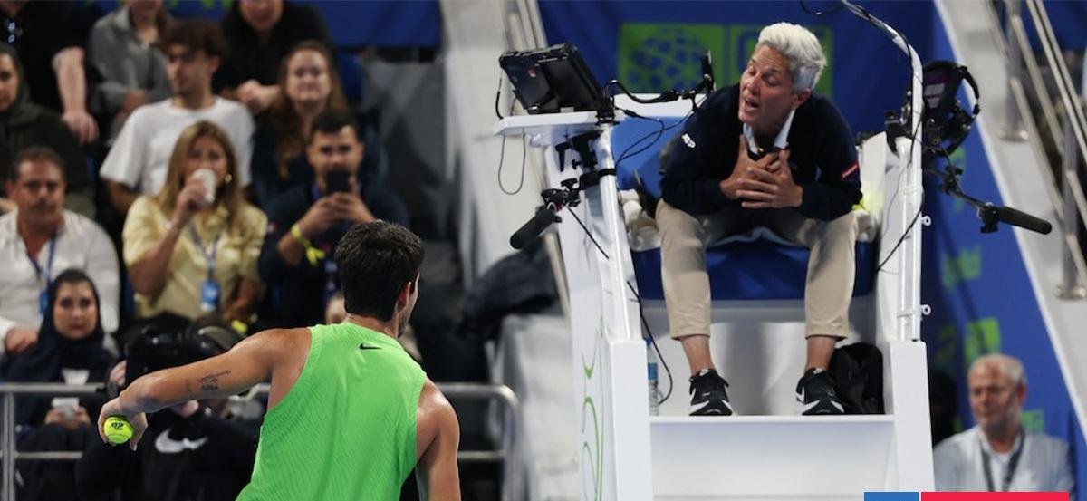 Tensión en Doha: el enfado de Alcaraz con la jueza de silla por la norma de tiempo