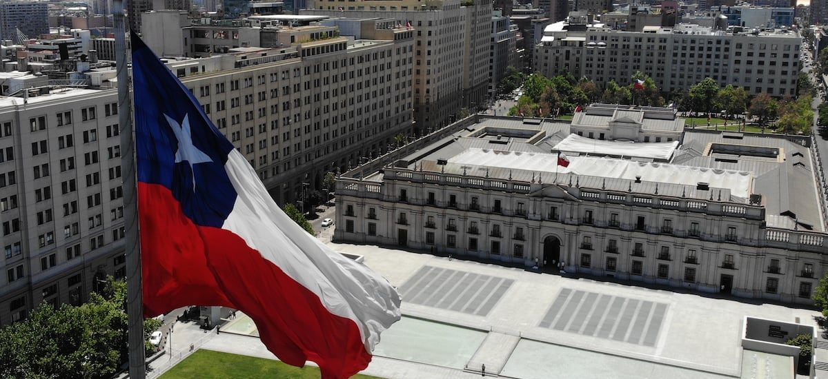 Fitch Ratings y clasificación de riesgo de Chile: “Es importante restaurar la credibilidad en la política fiscal”
