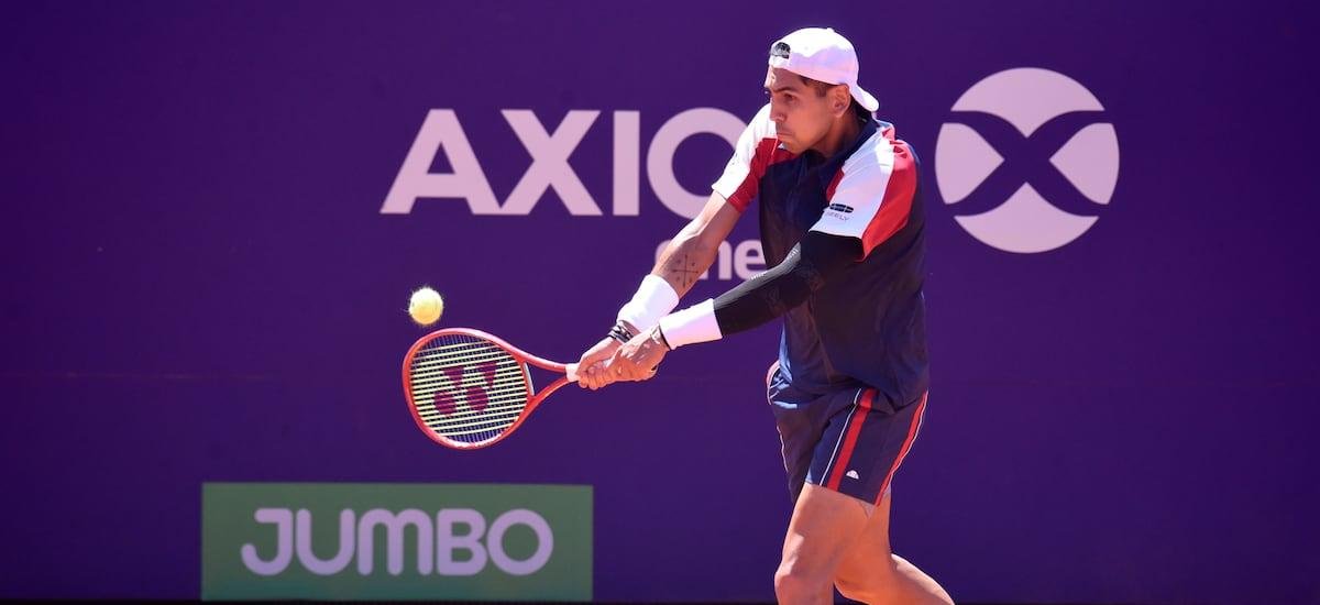 Alejandro Tabilo desaprovecha su gran arranque y cae ante Tomás Etcheverry en cuartos de final del ATP de Buenos Aires - La Tercera