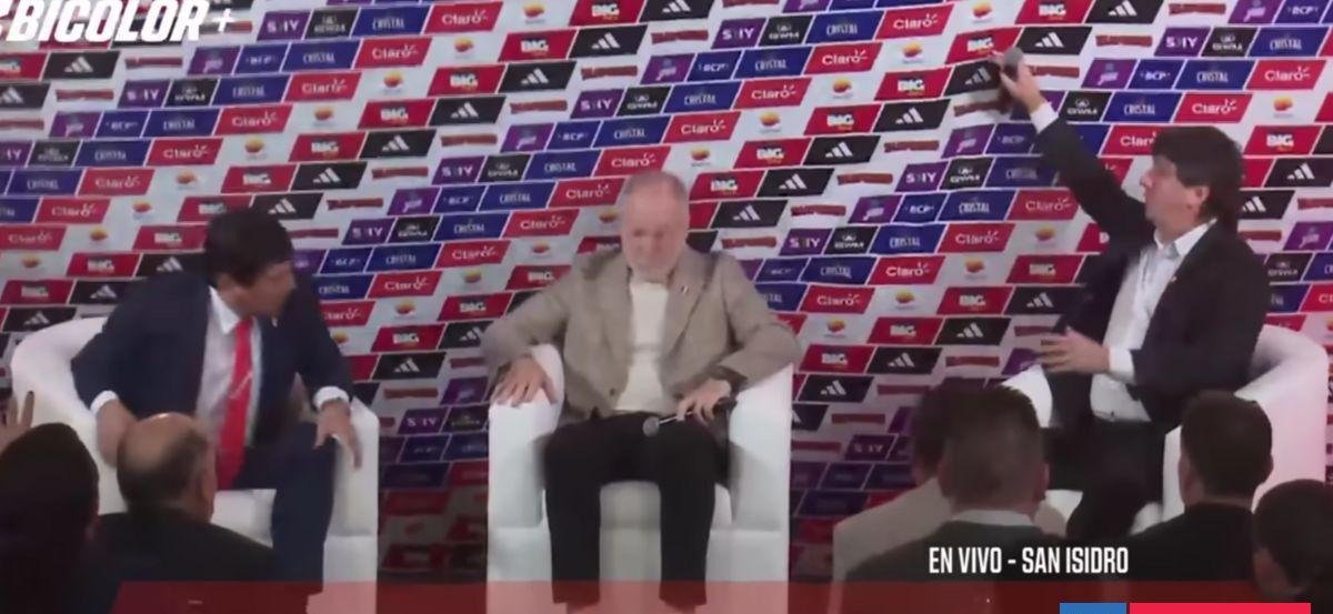 Bochorno en presentación de Mano Menezes como DT de Perú: parte del escenario falla y cae en su cabeza