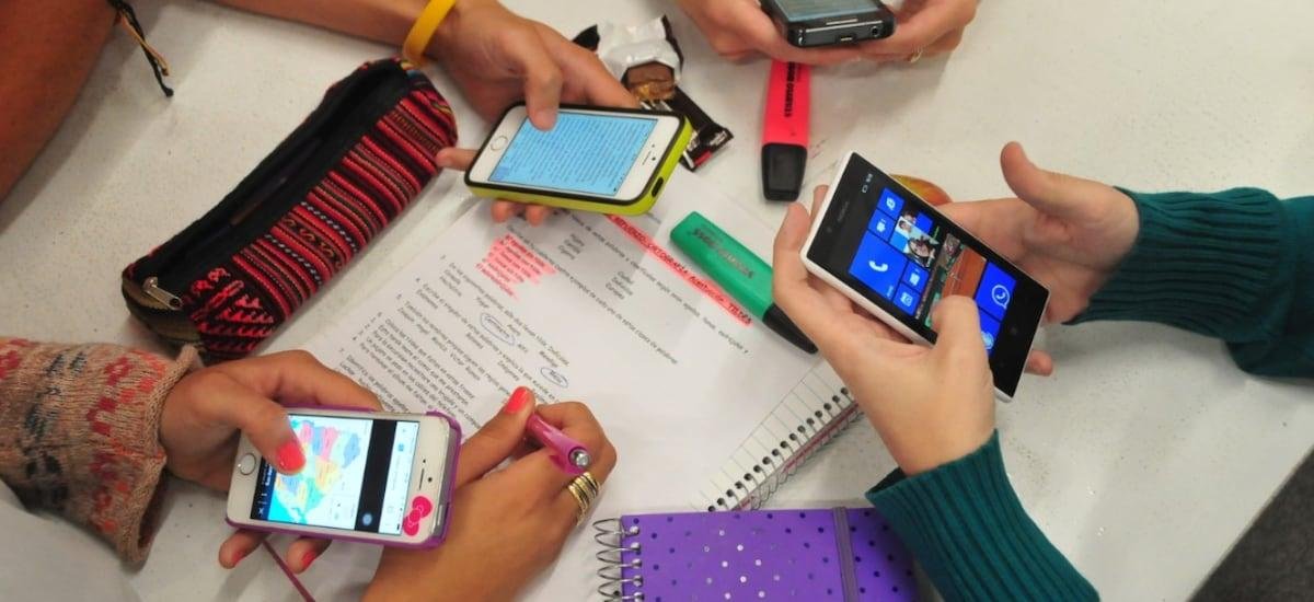 Uso de celulares por parte de profesores será regulado por reglamentos internos de cada establecimiento educacional - La Tercera