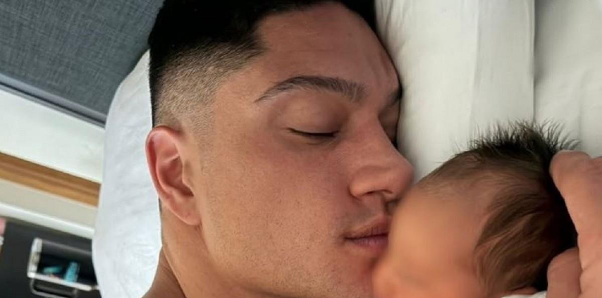 Esta es la verdadera razón por la que Sammis Reyes apareció a torso desnudo en primera foto con su hija