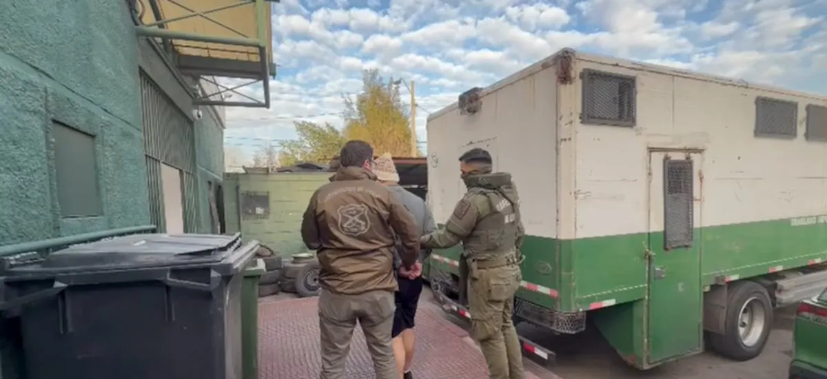 Mantenía orden de detención vigente: Detienen a sujeto que participó en serie de robos a pastelería de Quilicura