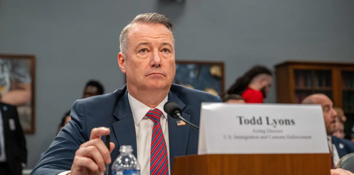 Renunció el director de ICE tras testificar ante el Congreso