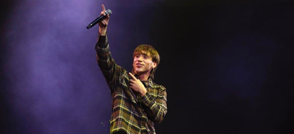 Paulo Londra abre la noche final de Viña cantando sobre un cubo gigante y sorprende con la presencia de Ana Tijoux