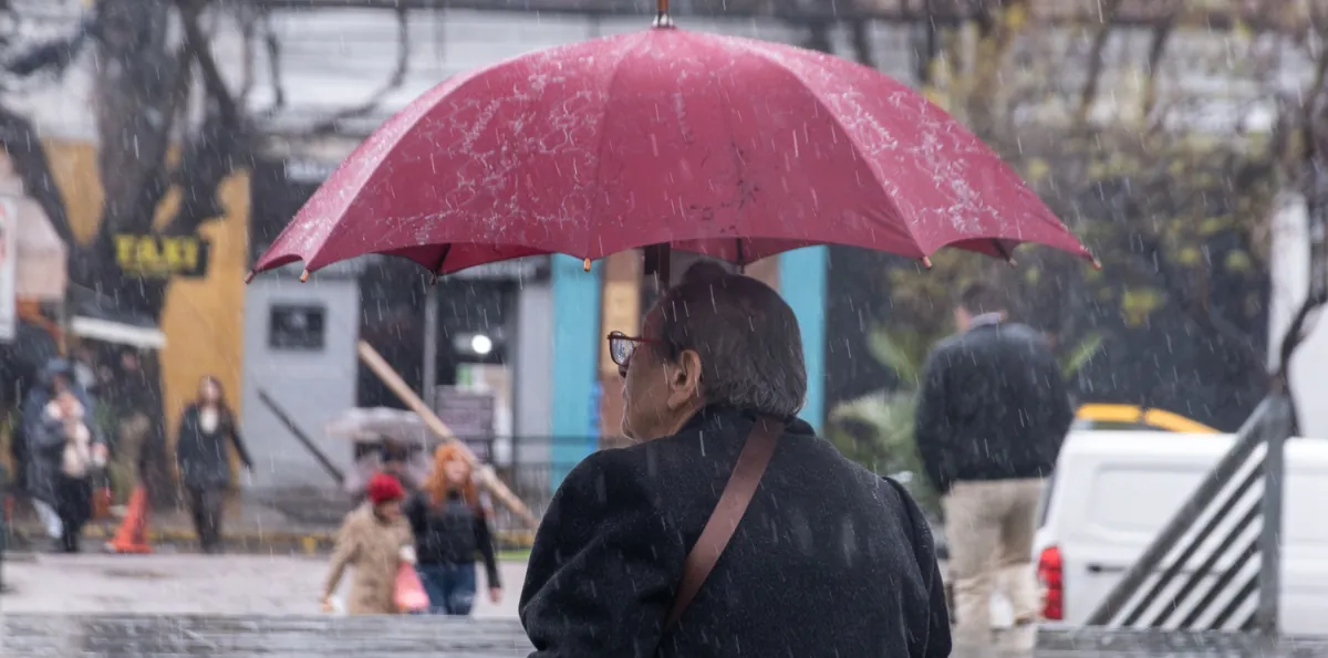 A qué hora se espera el inicio de la lluvia en Santiago y cuántos milímetros podrían caer