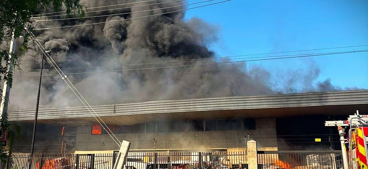 Voraz incendio destruye bodegas en barrio industrial de Quilicura