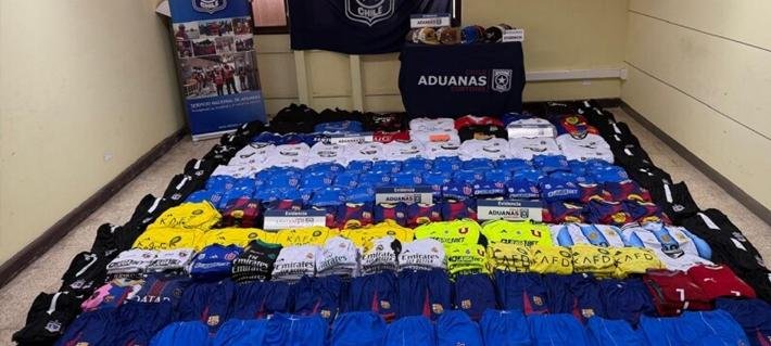 Descubren contrabando de camisetas de fútbol falsificadas en Arica: Más de tres mil prendas fueron incautadas