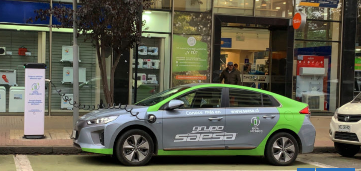 Acusan que cargadores de autos instalados por Saesa en Valdivia no están funcionando