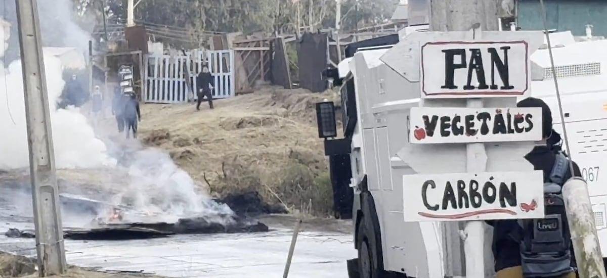 Dos funcionarios heridos: Carabineros advierte un “alto grado de violencia” en el desalojo de la megatoma de San Antonio - La Tercera
