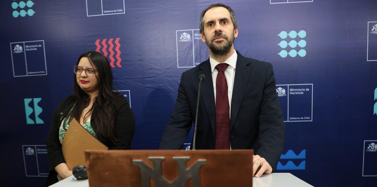 Deuda pública se estabiliza tras 18 años de alzas, pero déficit fiscal tensiona las cuentas del Estado