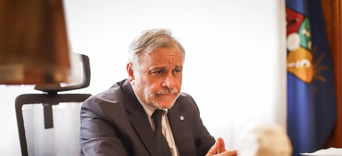 Candidato a la rectoría de la Universidad de Chile celebra la salida de Michael Clark de Azul Azul: “Es una buena noticia”