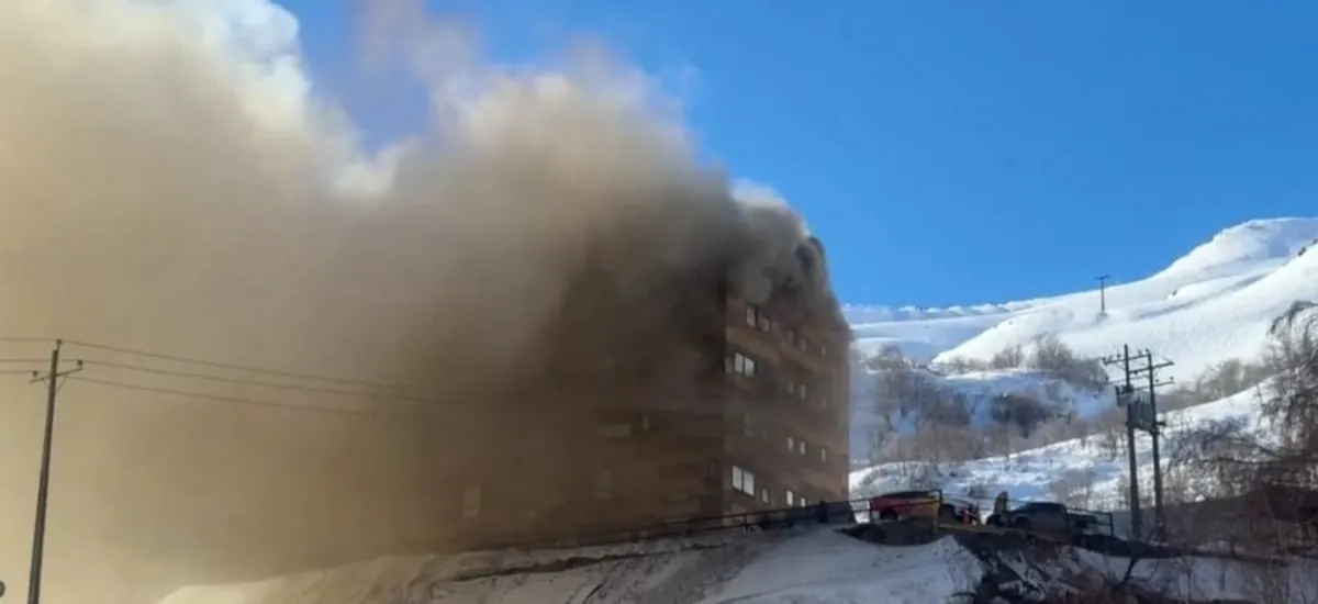 Incendio afecta parte superior del Hotel Alto Nevados y obliga a evacuar a huéspedes en la zona cordillerana de Ñuble