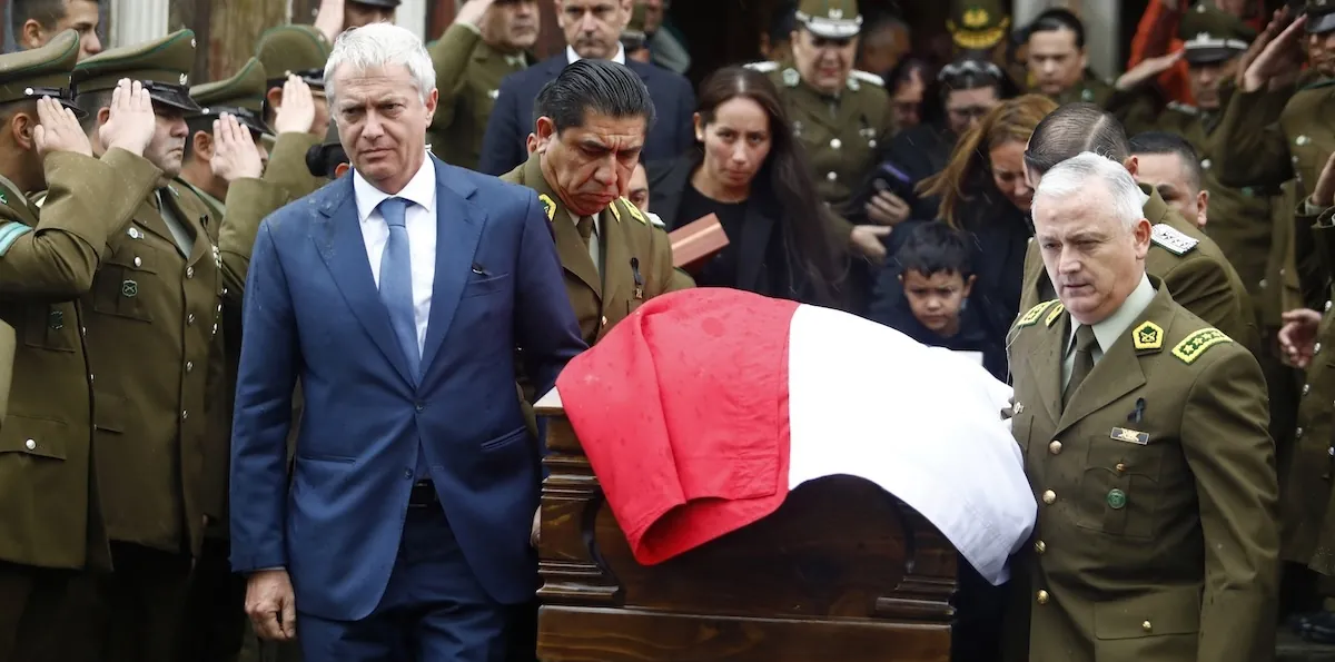 Puerto Montt: Kast asistió a funeral de sargento Figueroa y llamó a "cuidar la institución"