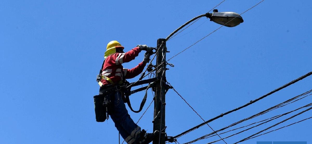 Corte de luz afectó a 141 mil clientes en RM: fue causado por incendio en bodegas en San Bernardo