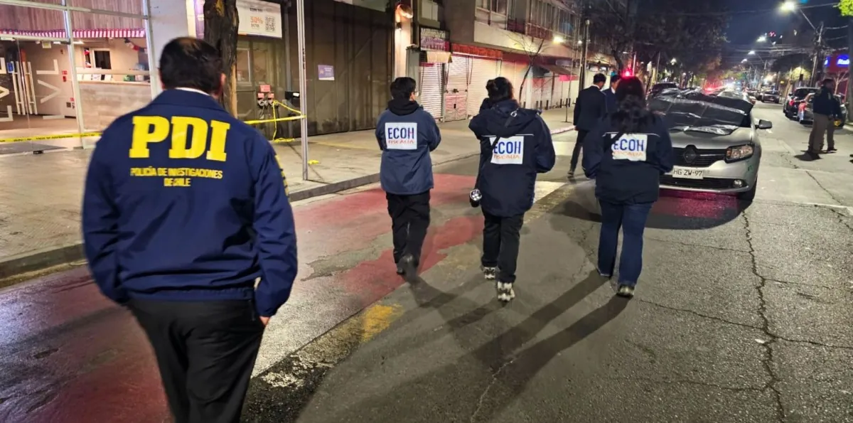 Hombre murió baleado a bordo de su auto en el centro de Santiago: Víctima recibió al menos dos disparos