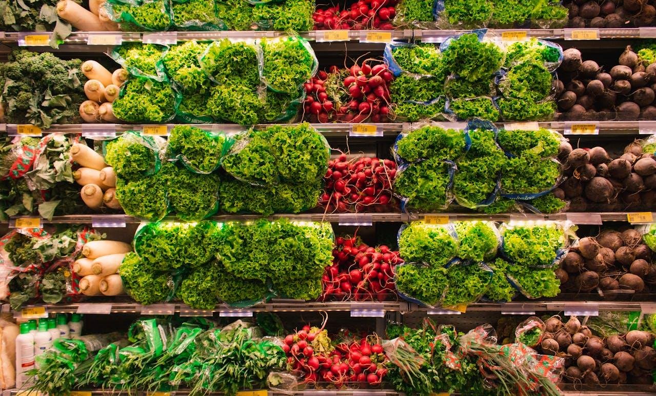 Sujetos disfrazados de Robin Hood roban supermercado y regalan la comida en protesta por el aumento de precios en Canadá