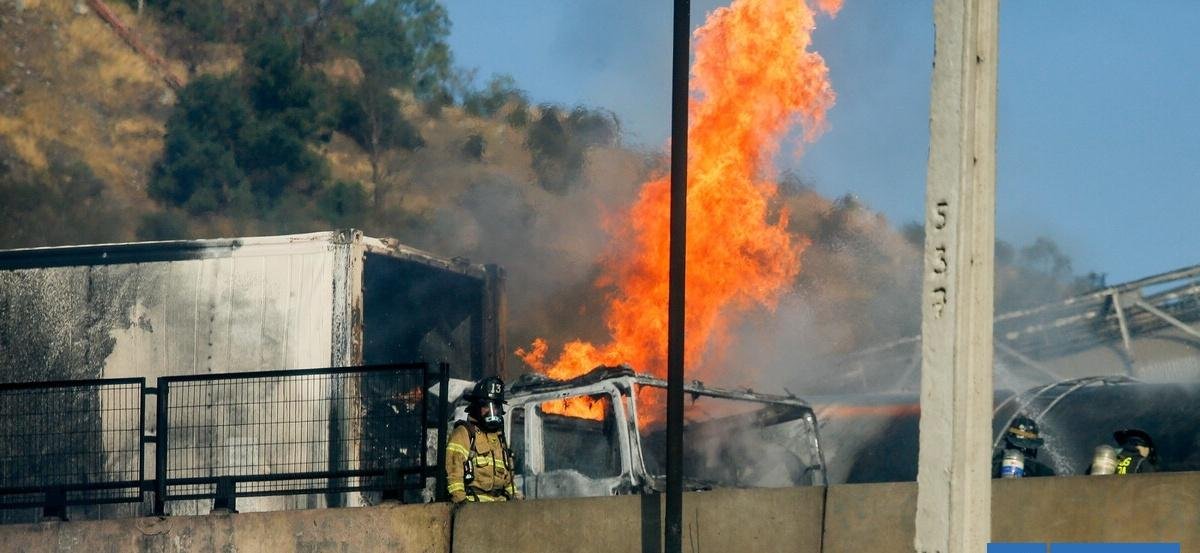 Cuatro muertos y 17 heridos deja explosión de camión en la RM: hay riesgo de nueva detonación