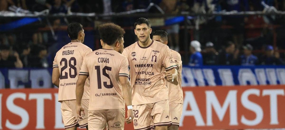 Cantos xenófobos de los hinchas de Huachipato contra Carabobo generan rechazo en Sudamérica - La Tercera