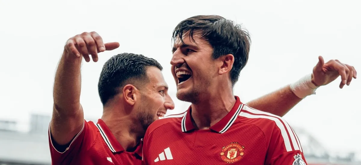Por una deuda de más de mil millones de euros: Manchester United vende trozos de césped de Old Trafford