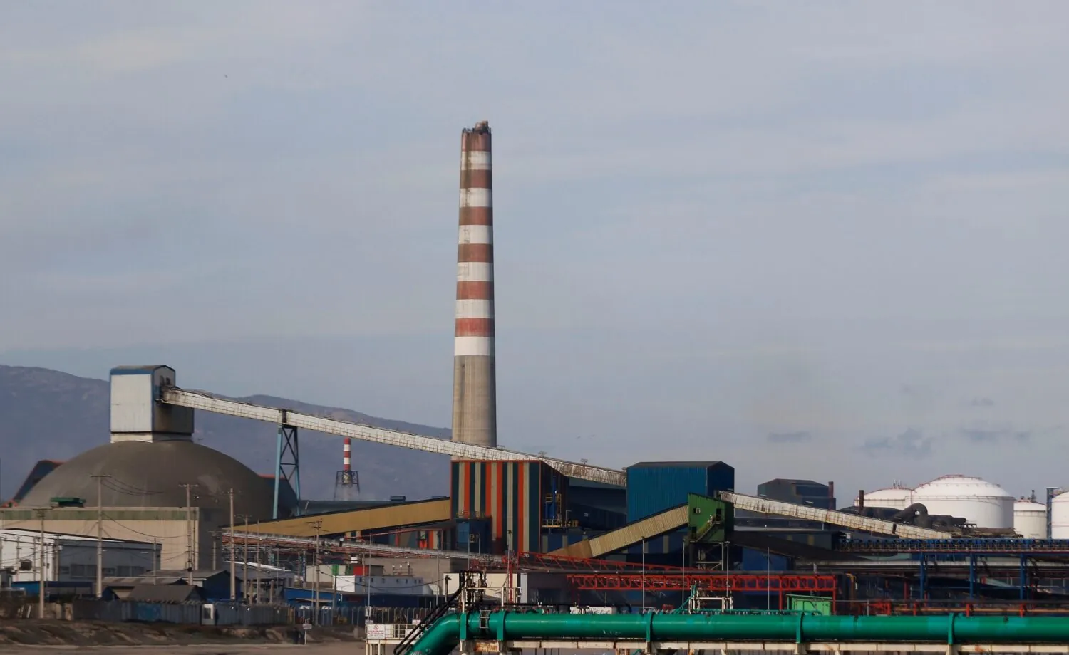 SMA acusa a Copec de exceder en 382% los límites de contaminación en Quintero: enfrenta multa de $866 millones