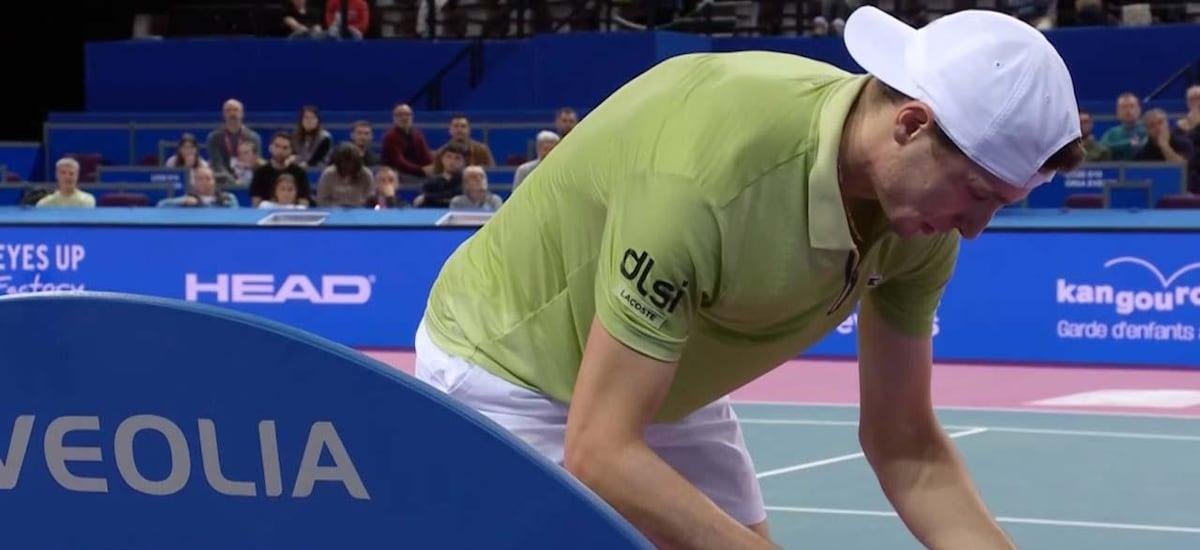 Iba ganando, vio el celular y perdió: la extraña escena que causa polémica en el tenis mundial