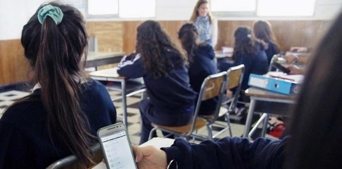 Colegios se preparan para regular uso de celulares en las salas este año