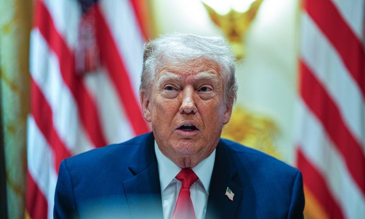 Trump baja los aranceles a India y afirma que dejarán de comprarle petróleo a Rusia