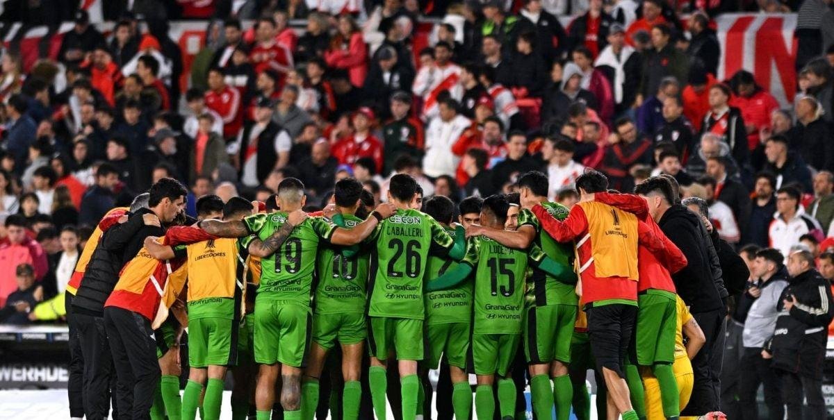 "Qué espanto": La camiseta que utilizó Libertad ante River Plate que provocó ola de memes