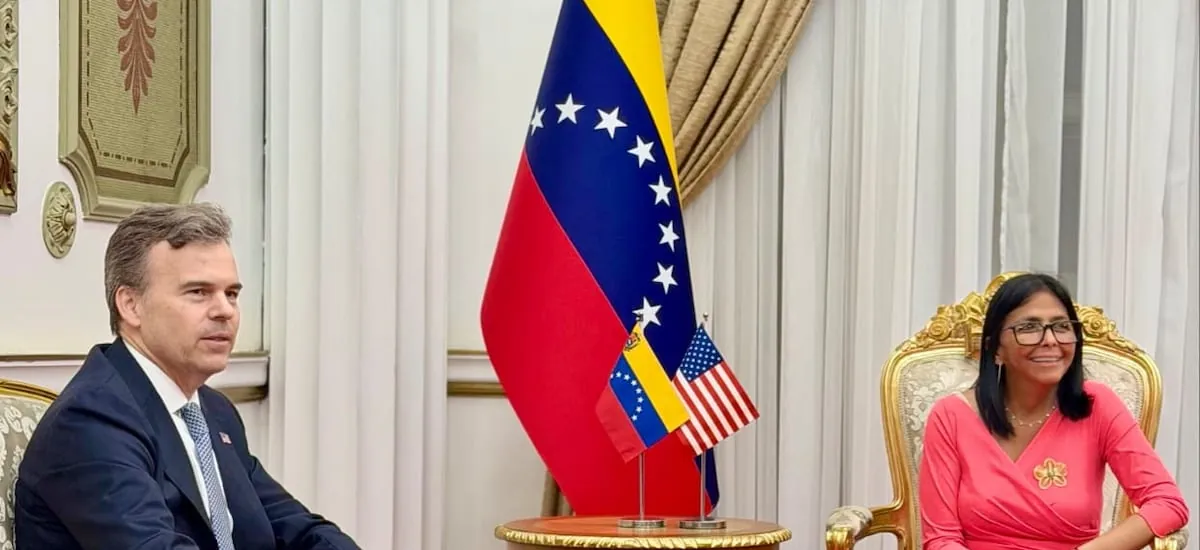EE.UU. refuerza su plan de tres fases en Venezuela con reunión de su nuevo encargado de negocios y Delcy Rodríguez