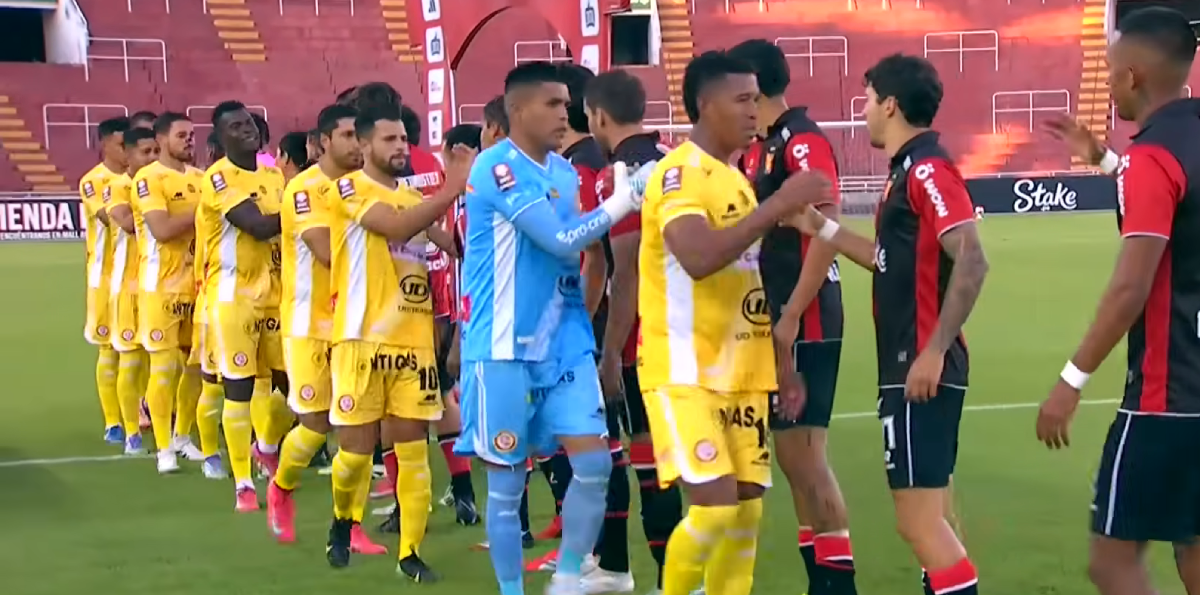 Increíble: Jugador en Perú fue reemplazado porque rompió su camiseta y no había recambio
