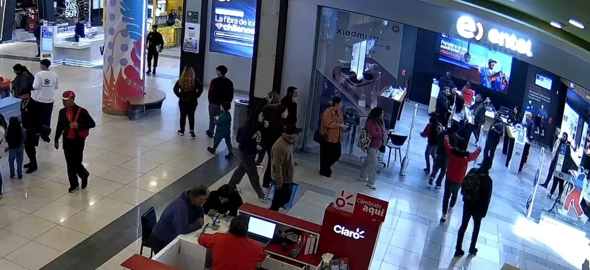 Carabineros detiene a tres menores que irrumpieron para robar en local de telefonía de mall Arauco Maipú