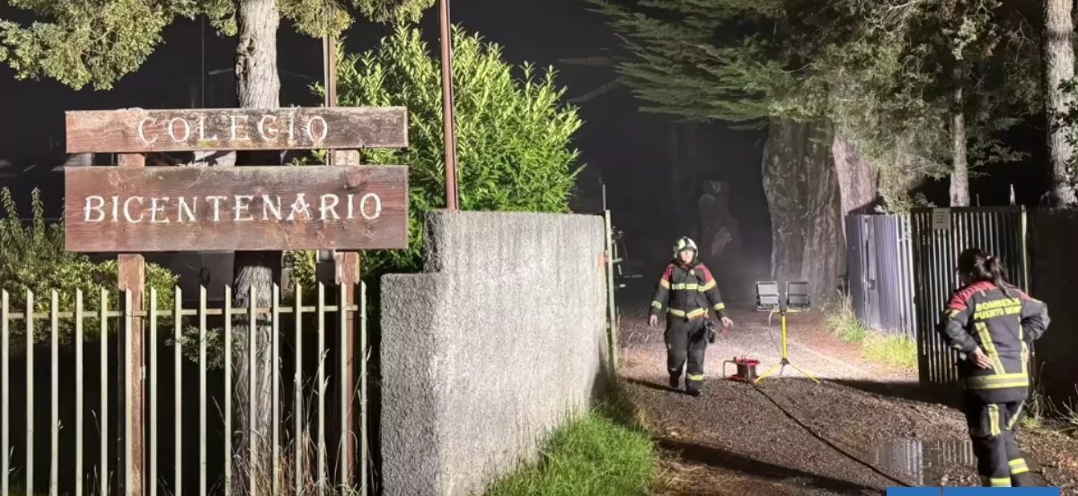 Incendio destruye totalmente Colegio Bicentenario de Alerce en Puerto Montt: hay cuatro detenidos