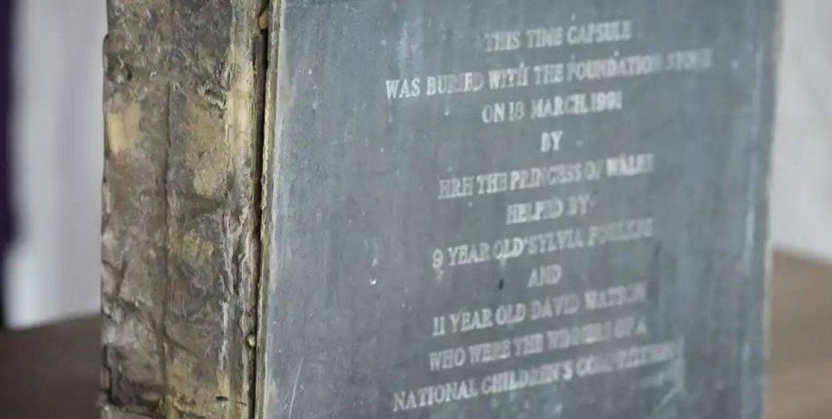 Desde TV de bolsillo a una calculadora solar: hallan cápsula del tiempo con objetos de la Princesa Diana