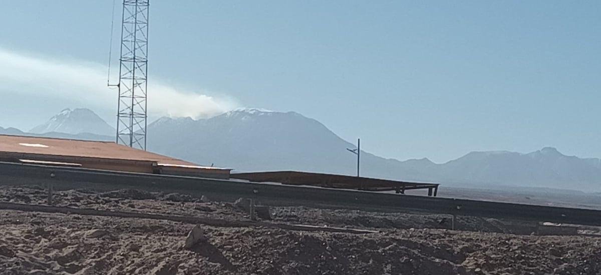 Volcán Láscar emite fumarola que alcanza los 1.100 metros de altura: Sernageomin mantiene monitoreo en la zona