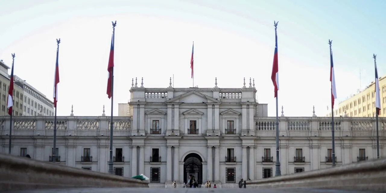 Casi $10 millones mensuales: Dipres fija sueldos que recibirán asesores y ministros del presidente Kast