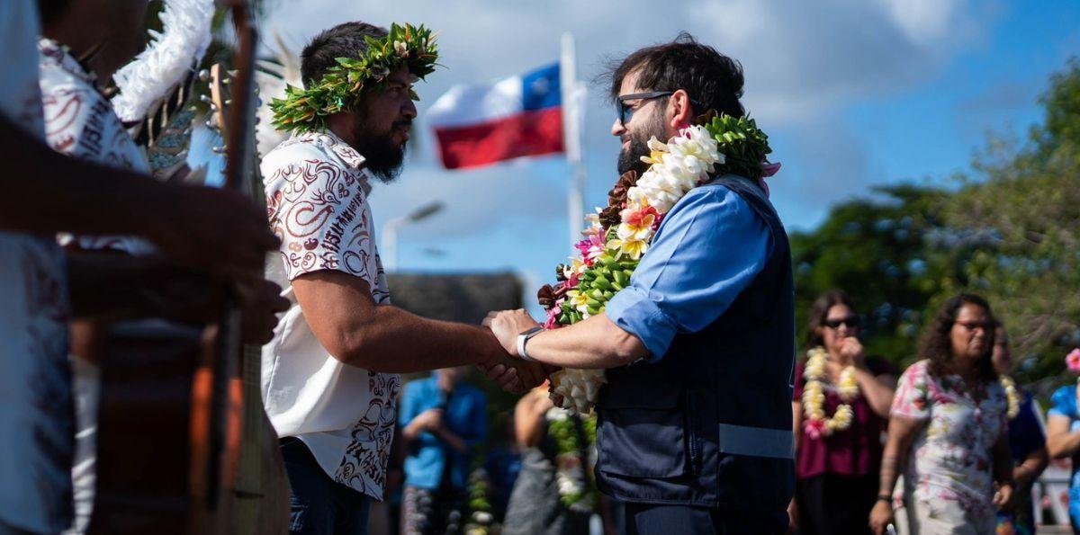 Presidente Boric comienza su gira por Rapa Nui entre críticas y protestas: “Viene por cumplir”