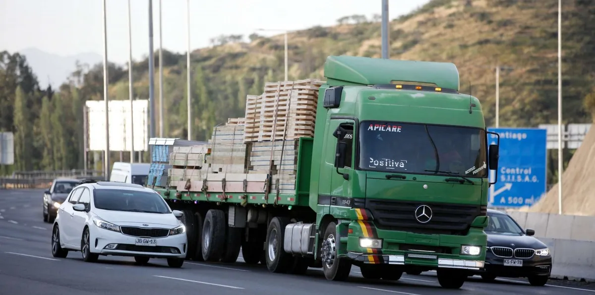 Gobierno anuncia garantía para transportistas ante alza del diésel: Así funciona y estos son los requisitos