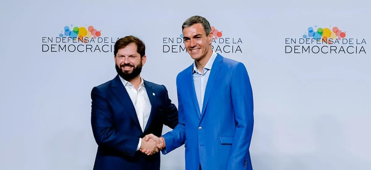 Expresidente Boric llama en Barcelona a enfrentar el avance autoritario y defender la democracia