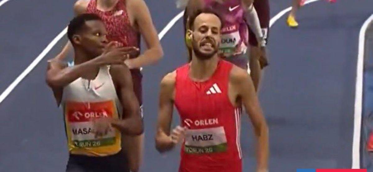 Polémica en atletismo: descalifican a ganador de prueba por gesticular ’disparo’ a rival en la meta