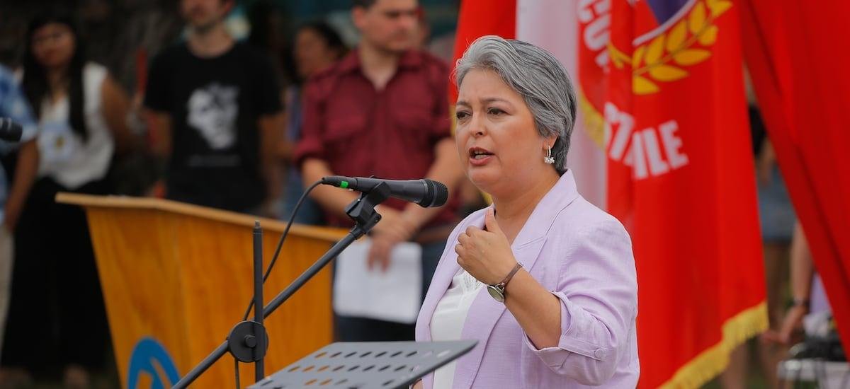 En medio del quiebre oficialista y disputas en el PC: Jara se abre a renunciar a su militancia - La Tercera