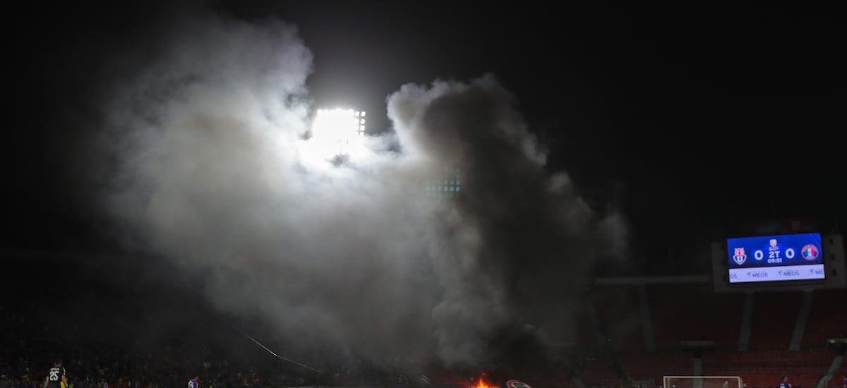 Los detalles del lapidario informe arbitral que complica a la U tras los incidentes en el Estadio Nacional ante Audax - La Tercera