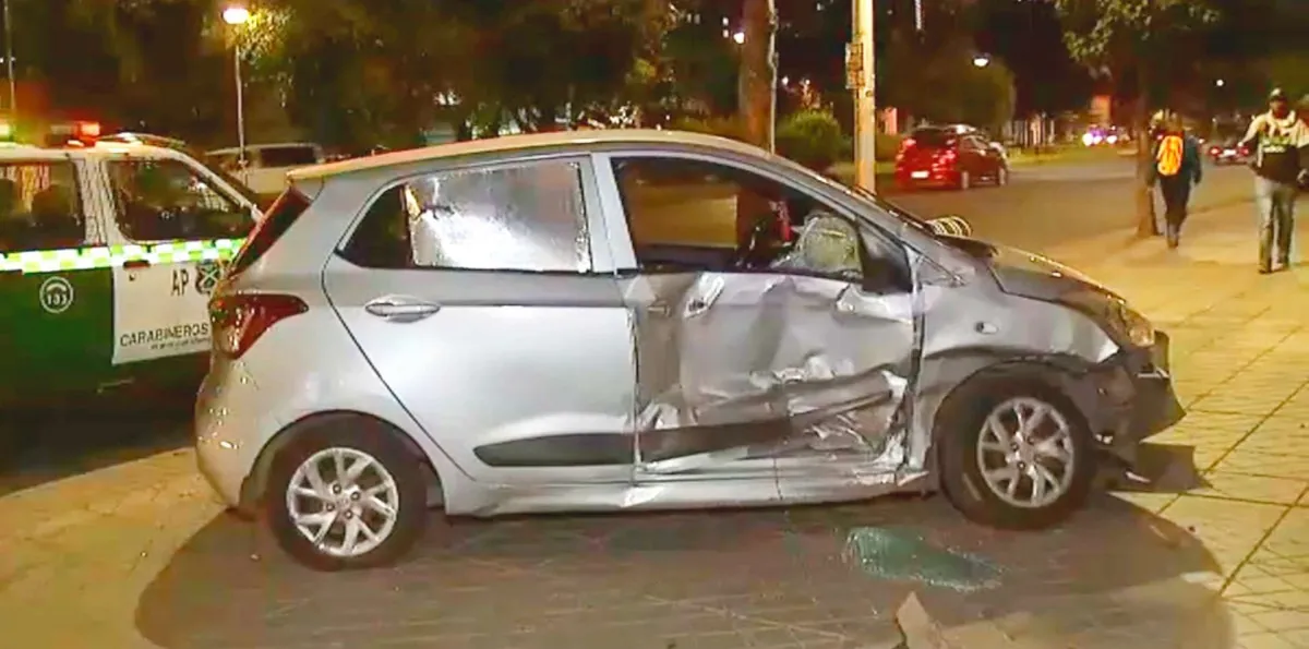 Nuevo accidente en Barrio Matta: Auto fue chocado por furgón y terminó arriba de la vereda en centro de Santiago
