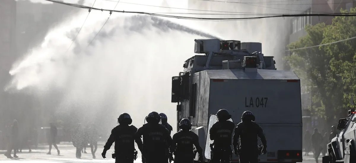 Fiscalía reactiva causa por delitos de lesa humanidad en el estallido y toma declaración a general Araya y exministro Chadwick