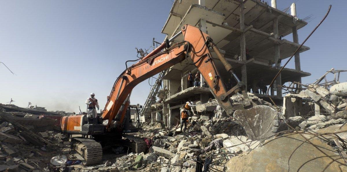Rescatistas buscan cientos de cuerpos bajo ruinas de edificio bombardeado en Gaza