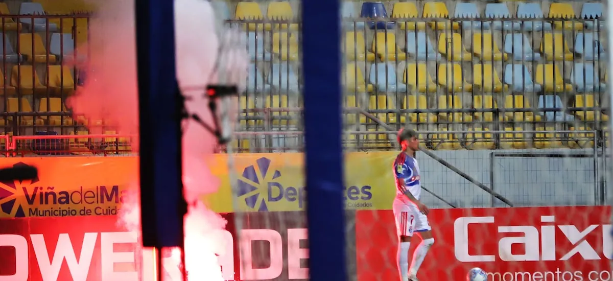 Una bengala casi impacta a Guerrero: los videos de los incidentes de la barra de la U que suspendieron duelo ante Everton