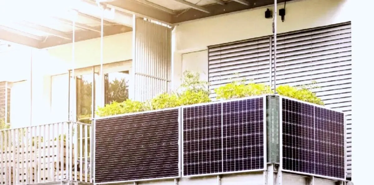 Logró bajar su cuenta de luz con paneles solares en el balcón, pero la justicia lo obligó a retirarlos